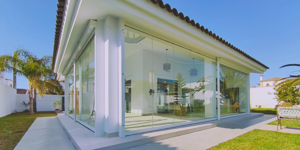 Cómo elegir el cenador de jardín perfecto con cortinas de cristal abatibles sin guía inferior