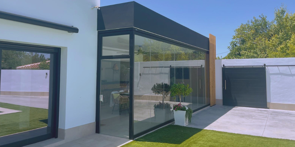 Cómo elegir el cenador de jardín perfecto con cortinas de cristal abatibles sin guía inferior
