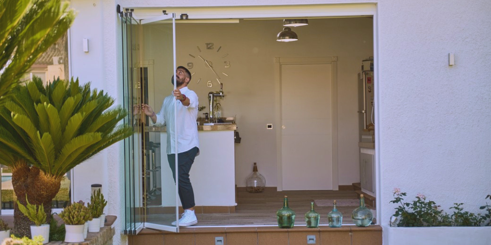 Cómo elegir el cenador de jardín perfecto con cortinas de cristal abatibles