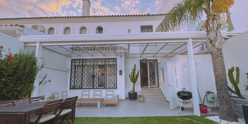 Cómo elegir el cenador de jardín perfecto con techo fijo de cristal