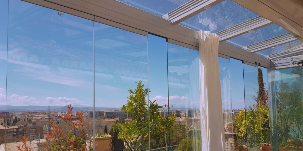 Aprovecha el buen tiempo en casa con techos de cristal móvil a medida