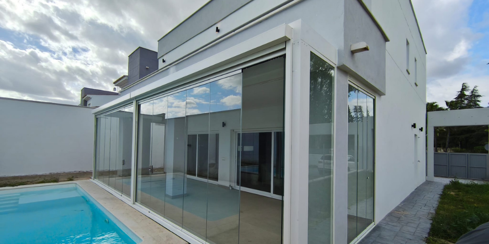 Tipos de cierre de terrazas_ guía completa de sistemas y soluciones - Pérgola de panel sándwich