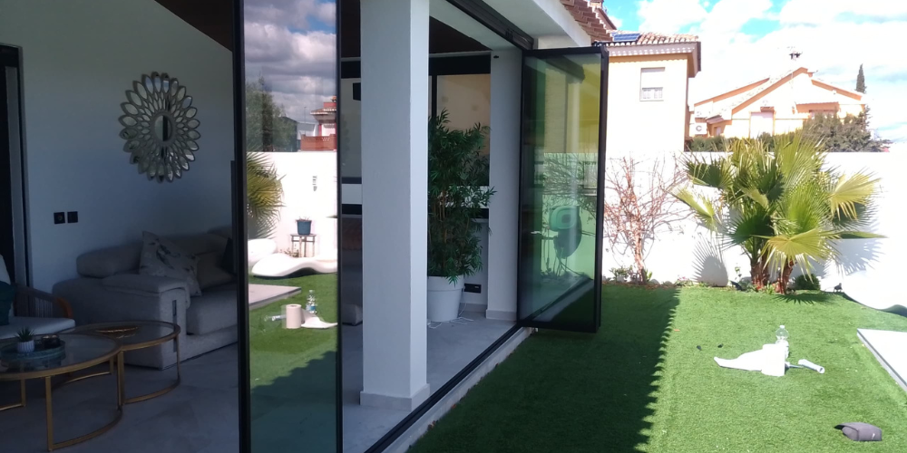 Cenadores de jardín con cortinas de cristal abatibles con aislamiento térmico