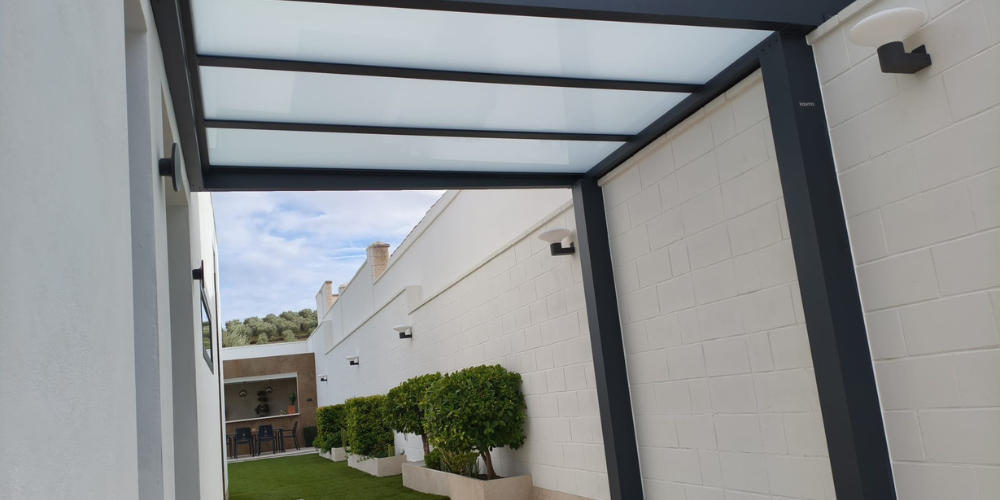 Cenadores de jardín con pérgolas de cristal