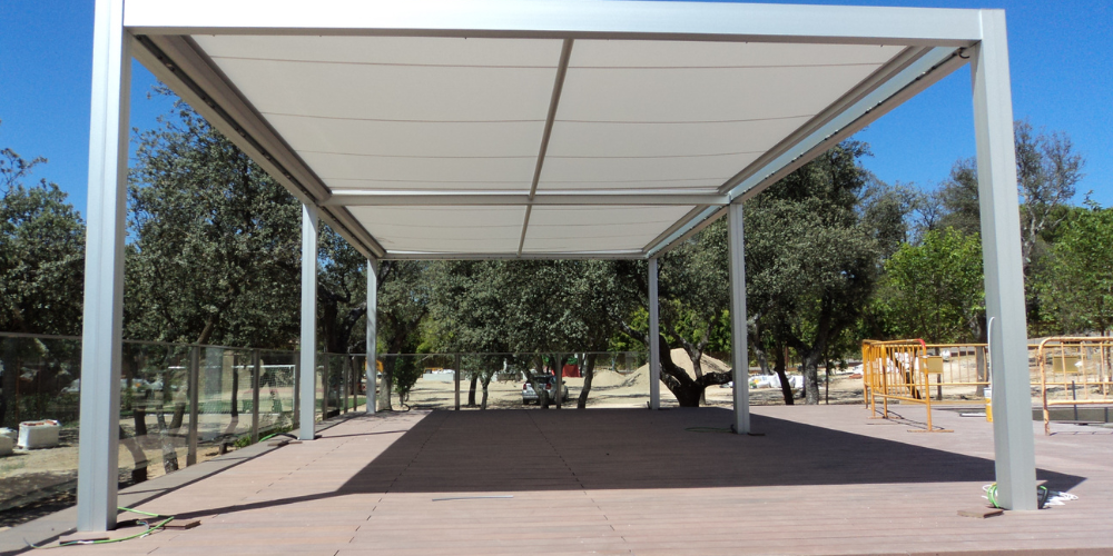 Cenadores de jardín con techos de lona tensada