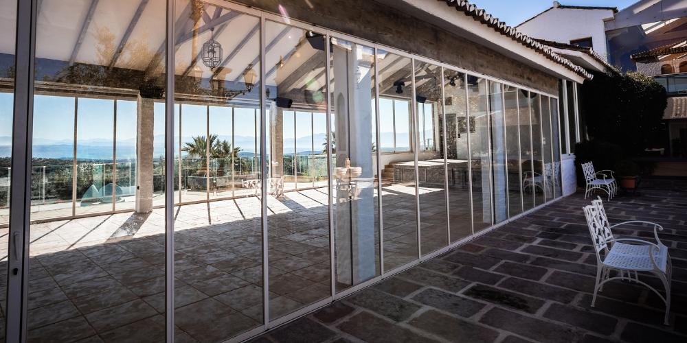 Cortina de cristal abatible con aislamiento térmico para cerramientos exteriores