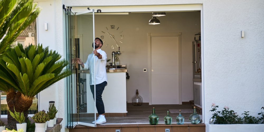 Cortina de cristal abatible para cerramientos exteriores