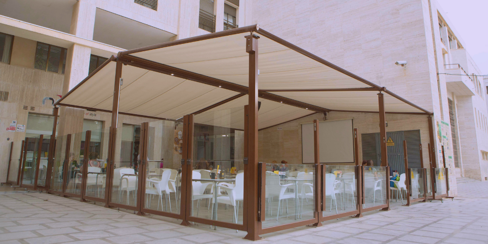 Tipos de paravientos de cristal a medida para hostelería