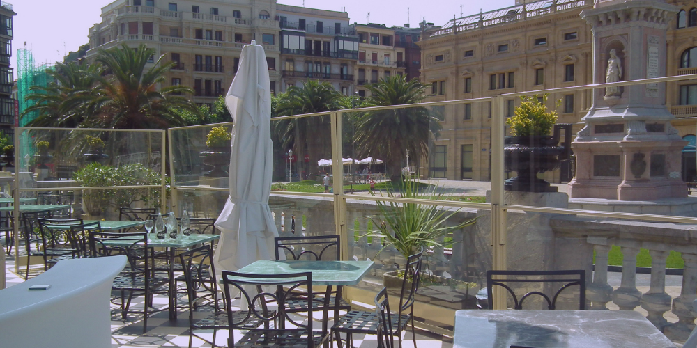 Tipos de paravientos de cristal a medida para hostelería