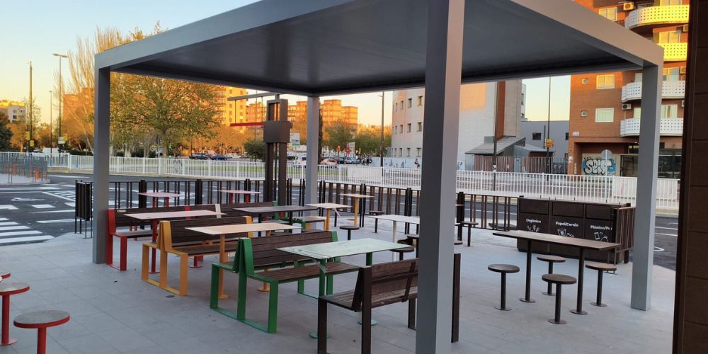 Ejemplos de Pérgolas de aluminio con pérgola bioclimática