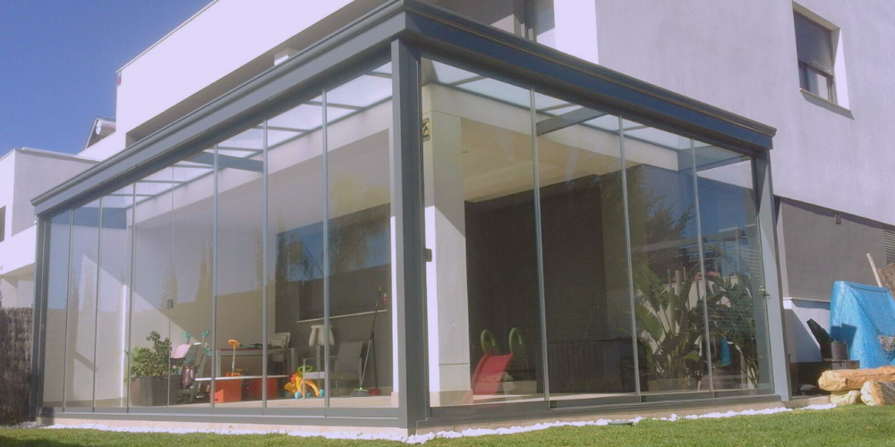 Ejemplos de Pérgolas de aluminio con pérgola de cristal