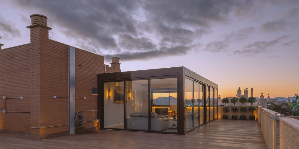 Ejemplos de Pérgolas de aluminio con pérgola de panel sándwich