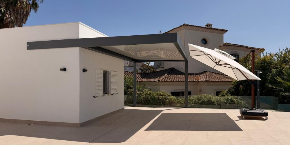 Ejemplos de Pérgolas de aluminio con pérgola de panel sándwich